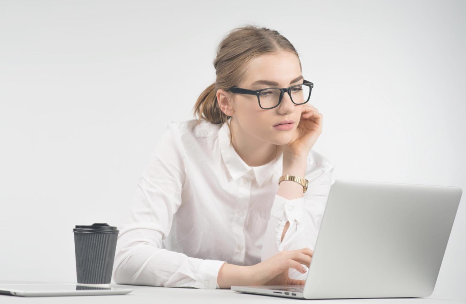 Étudiants internationaux consultant leurs finances sur ordinateur portable